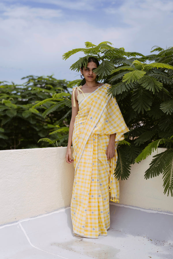 Model Wearing a vibrant yellow checks with indigo jamdani motifs 手織り生地