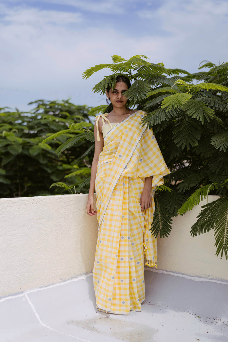 Model Wearing a vibrant yellow checks with indigo jamdani motifs 手織り生地