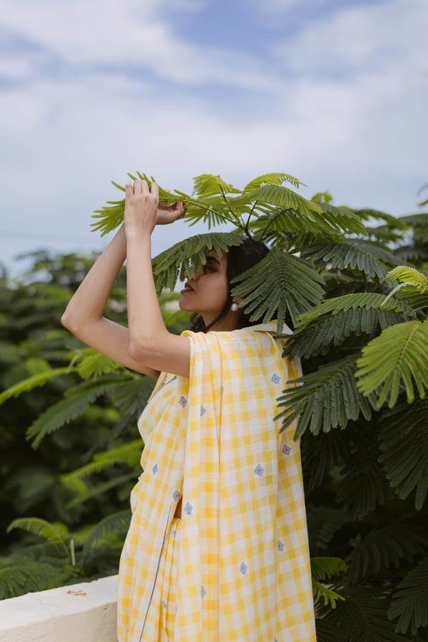 Model Wearing a vibrant yellow checks jamdani saree with indigo jamdani motifs 手織り生地