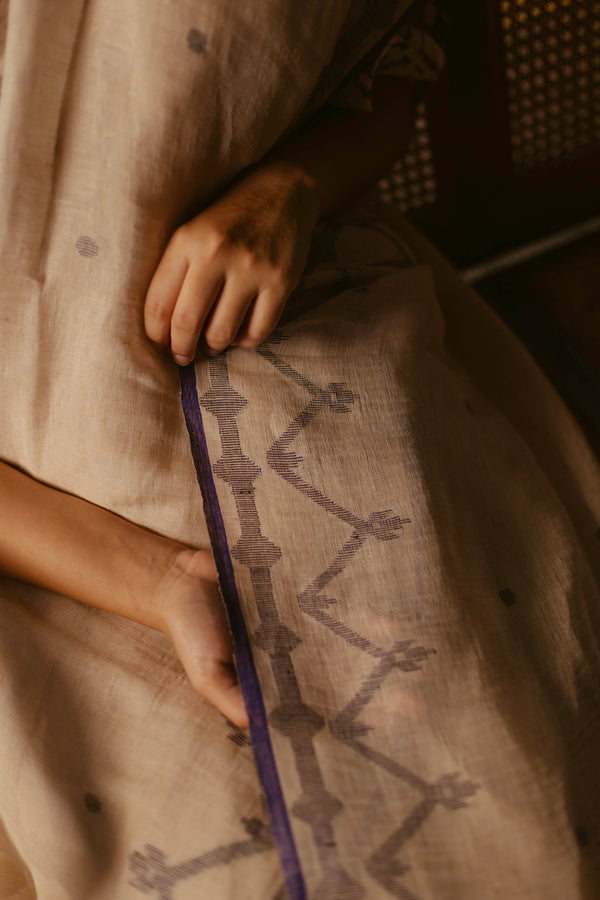 Model wearing Beige & Indigo Linen Jamdani Saree with woven indigo border.
