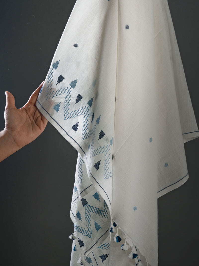 Lightweight handwoven Bengal Jamdani cotton saree in white with indigo pallu and minimalist dotted motifs by varsaaedit
