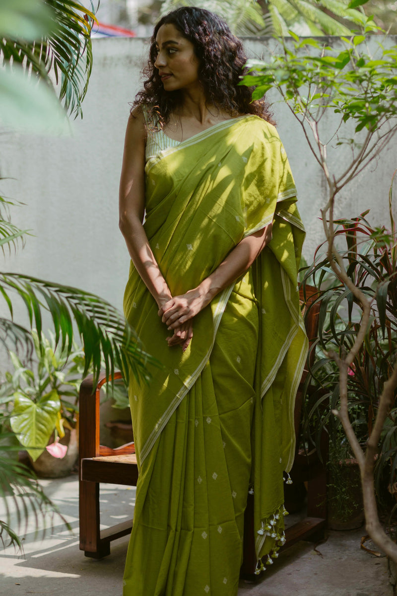 beatifully drapped jamdani saree
