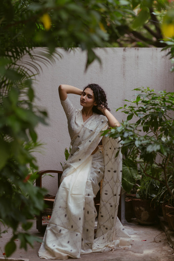 Resham handwoven silk Jamdani saree in ivory shade with geometric motifs