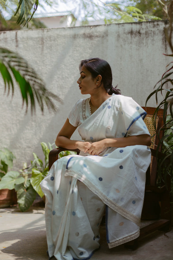Woman wearing White & Indigo Bengal Jamdani Saree with floral motifs