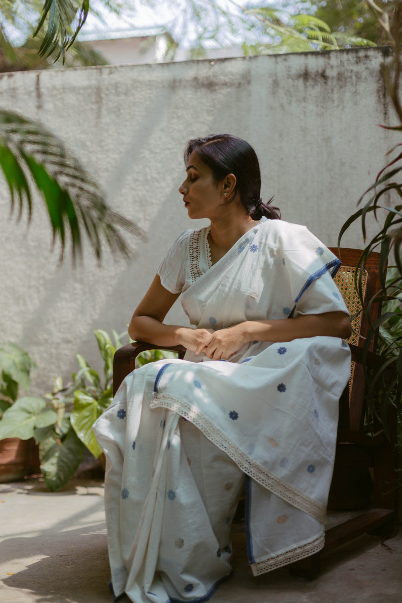 Woman wearing White & Indigo Bengal Jamdani Saree with floral motifs