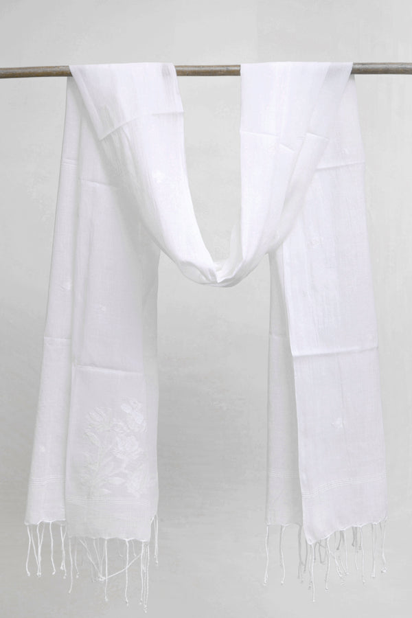 Handwoven white Jamdani cotton stole with tassels and subtle floral motifs – VarsaaEdit