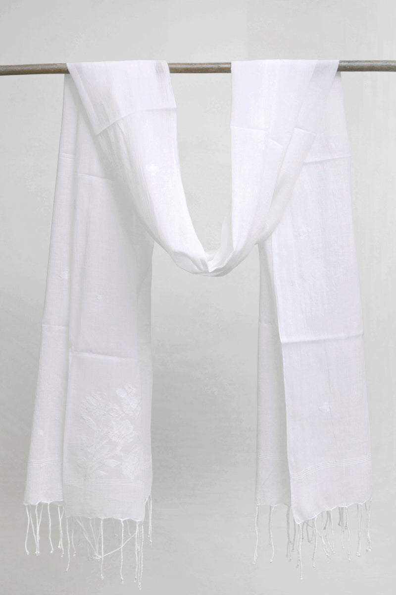 Handwoven white Jamdani cotton stole with tassels and subtle floral motifs – VarsaaEdit